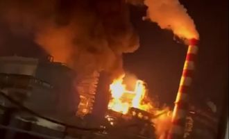 Снабжал топливом военных: ночную "бавовну" на заводе в России устроила СБУ