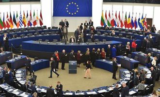 Европарламент подаст в суд на Еврокомиссию из-за денег для Орбана: всплыли скандальные подробности