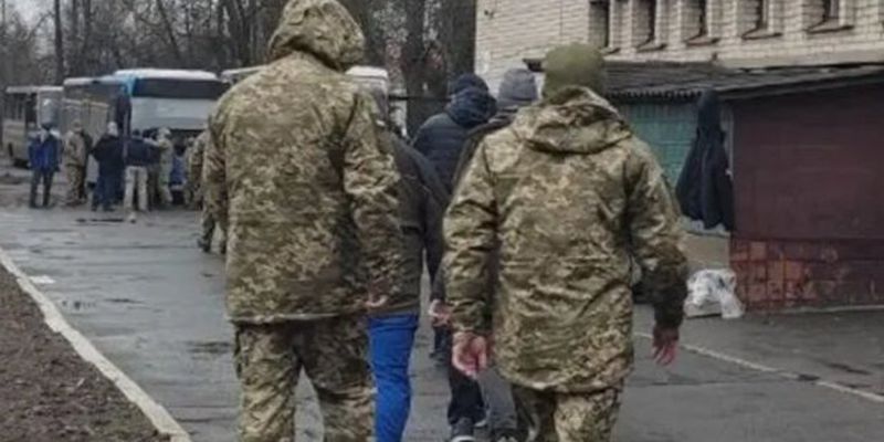 Женщины "сцепились" с работниками ТЦК, скандал попал на видео: "Нас не нужно защищать"