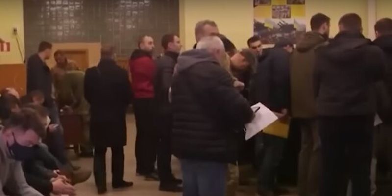 Мобілізація в Україні: у Раді хочуть встановити "таксу" на бронювання, які суми обговорюють