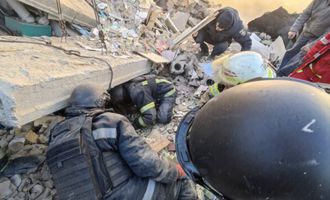 Оккупанты сбросили авиабомбы на жилые кварталы, много пострадавших: подробности и кадры новой атаки
