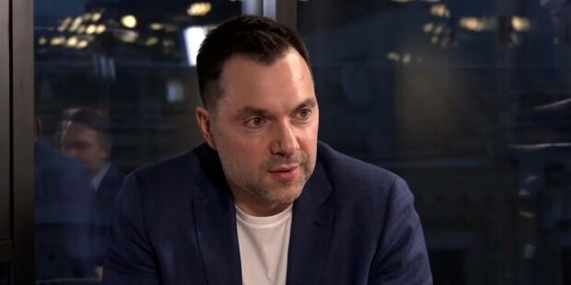Ситуація загострюється: Арестович розповів, що відбувається за допомогою США для України