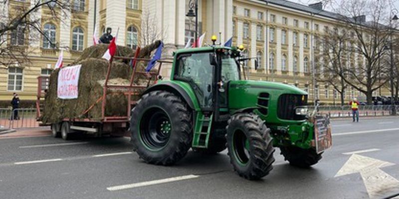 Б’ють поліцію і палять шини: у Варшаві фермери вийшли на протест, відео