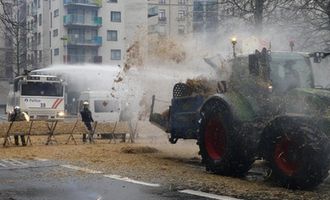 Палаючі шини, гній і водомети: в центрі Брюсселя масштабний протест фермерів, фото і відео