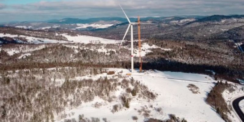 Перша вітротурбіна нового вітряного парку встановлена в горах Закарпаття