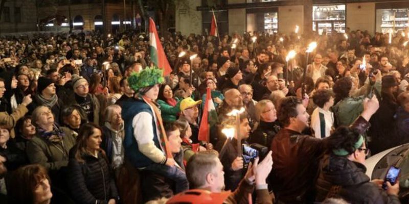 Масові протести у Будапешті: вимагають відставки Орбана