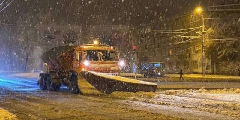 Днепр засыпало снегом: на дороги города вышла коммунальная техника